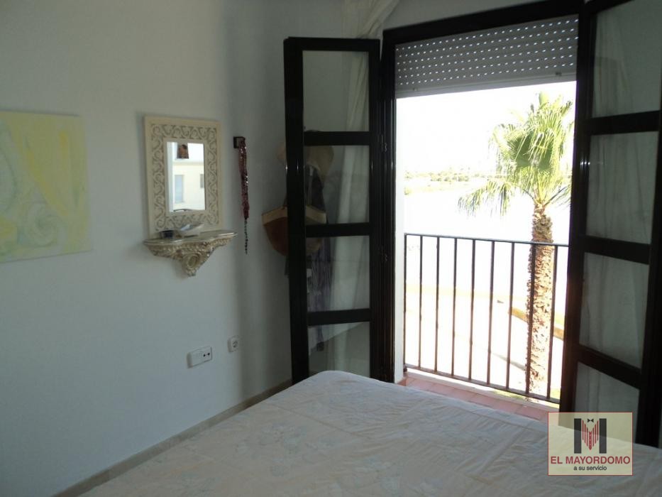 Se alquila piso de vacaciones de 2 dormitorios y 1 baño en Res. Villa del Mar de Costa Ballena con garaje y piscina y jardín comunitarios