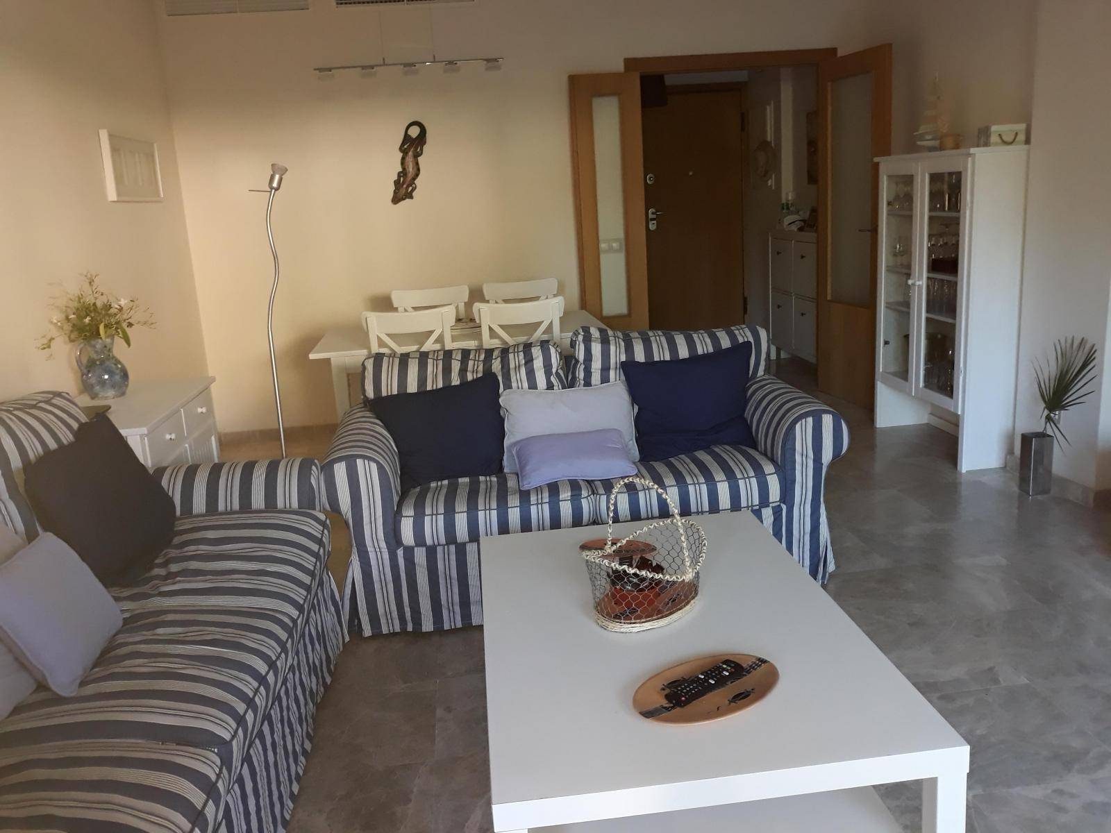 Se alquila piso de vacaciones de 2 dormitorios y 2 baños en Res. Mar Abierto de Costa Ballena con garaje y piscina y jardín comunitarios