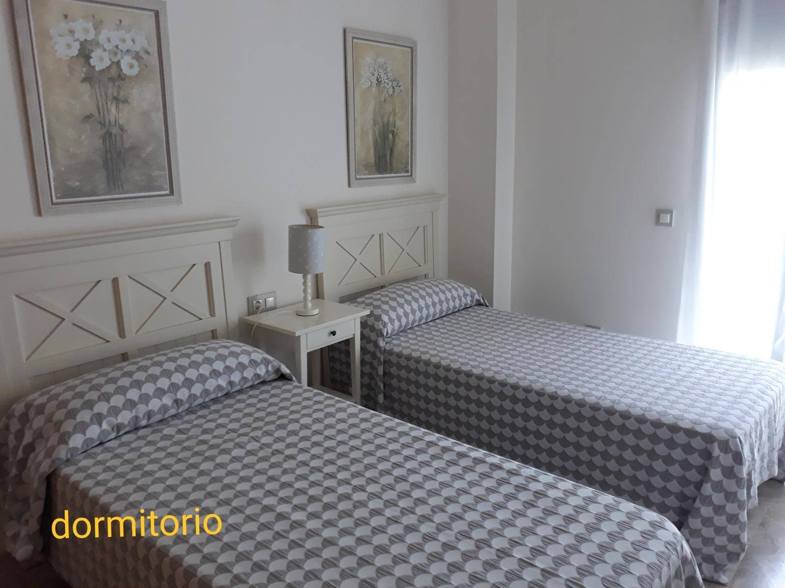 Se alquila piso de vacaciones de 2 dormitorios y 2 baños en Res. Mar Abierto de Costa Ballena con garaje y piscina y jardín comunitarios