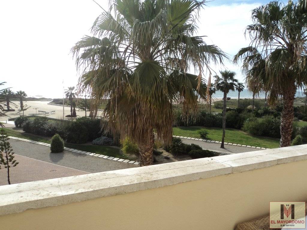 Se alquila piso ático de vacaciones de 3 dormitorios y 2 baños en Res. Luz Ballena de Costa Ballena con garaje y piscina y jardín comunitarios