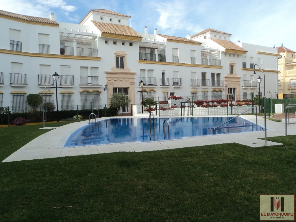 Se alquila piso ático de vacaciones de 3 dormitorios y 2 baños en Res. Luz Ballena de Costa Ballena con garaje y piscina y jardín comunitarios