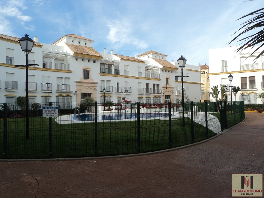 Se alquila piso ático de vacaciones de 3 dormitorios y 2 baños en Res. Luz Ballena de Costa Ballena con garaje y piscina y jardín comunitarios