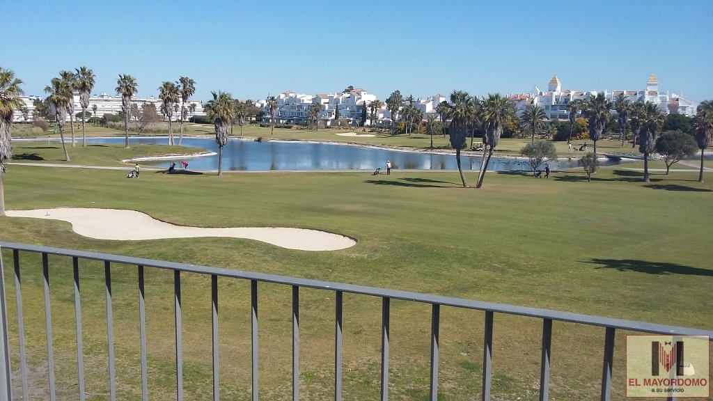 Se alquila piso de vacaciones de 2 dormitorios y 2 baños en Res. Marina Golf de Costa Ballena con garaje y piscina y jardín comunitarios