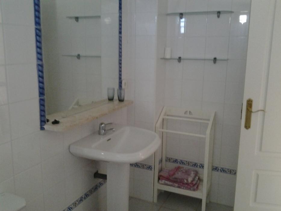 Se alquila piso de vacaciones de 3 dormitorios y 1 baño en Res. Res. Plaza dl Mar de Costa Ballena con garaje y piscina y jardín comunitarios