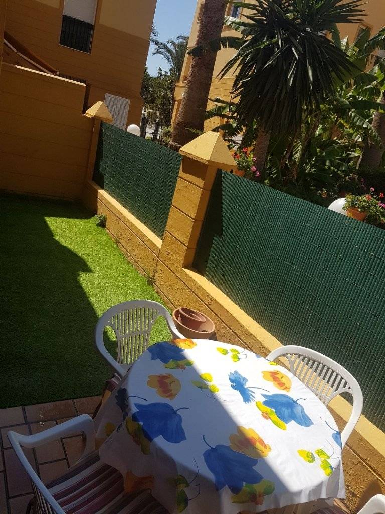 Se alquila piso de vacaciones de 2 dormitorios y 2 baños en Res. Bahía de la Luz de Costa Ballena con garaje y piscina y jardín comunitarios