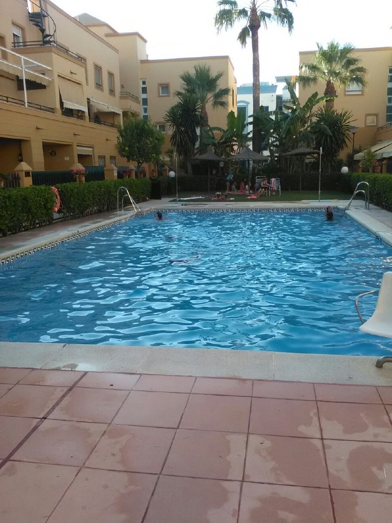 Se alquila piso de vacaciones de 2 dormitorios y 2 baños en Res. Bahía de la Luz de Costa Ballena con garaje y piscina y jardín comunitarios