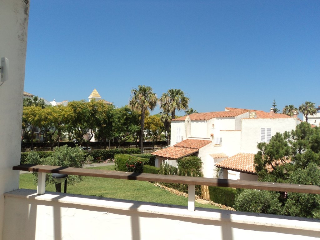 Se alquila adosado de vacaciones de 2 dormitorios y 2 baños en Res. Salina Club de Costa Ballena con garaje y piscina y jardín comunitarios