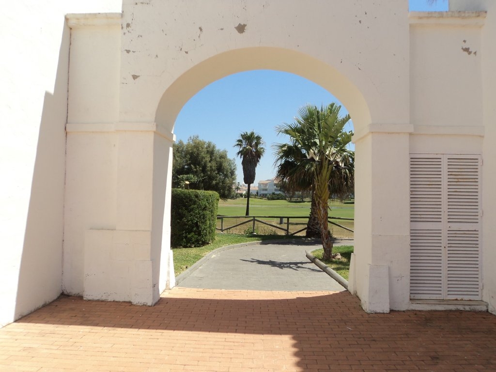 Se alquila adosado de vacaciones de 2 dormitorios y 2 baños en Res. Salina Club de Costa Ballena con garaje y piscina y jardín comunitarios