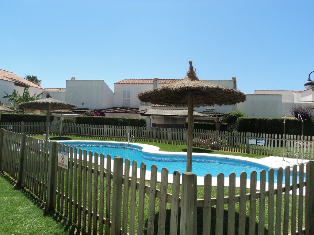 Se alquila adosado de vacaciones de 2 dormitorios y 2 baños en Res. Salina Club de Costa Ballena con garaje y piscina y jardín comunitarios