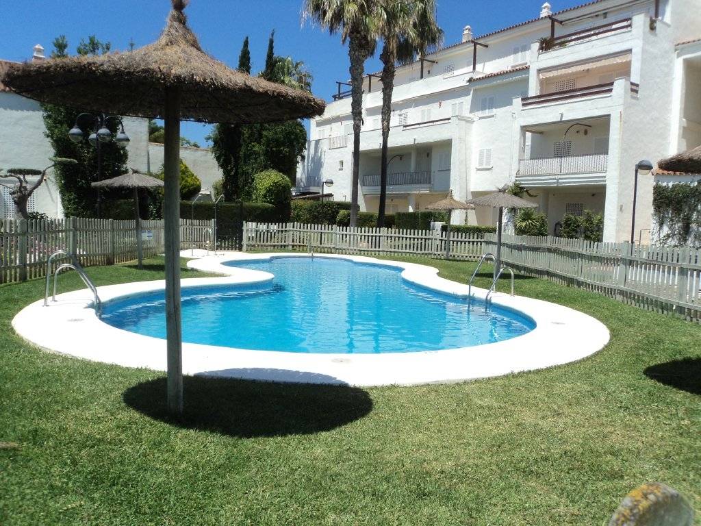 Se alquila adosado de vacaciones de 2 dormitorios y 2 baños en Res. Salina Club de Costa Ballena con garaje y piscina y jardín comunitarios