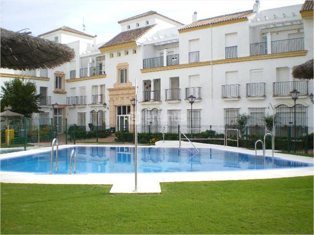 Se alquila piso de vacaciones de 3 dormitorios y 2 baños en Res. Luz Ballena de Costa Ballena con garaje y piscina y jardín comunitarios