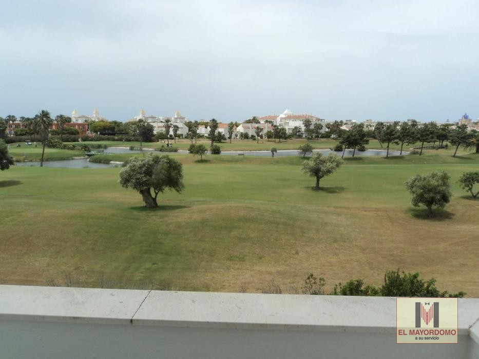 Se alquila piso de vacaciones de 2 dormitorios y 2 baños en Res. Arce Golf de Costa Ballena con garaje y piscina y jardín comunitarios