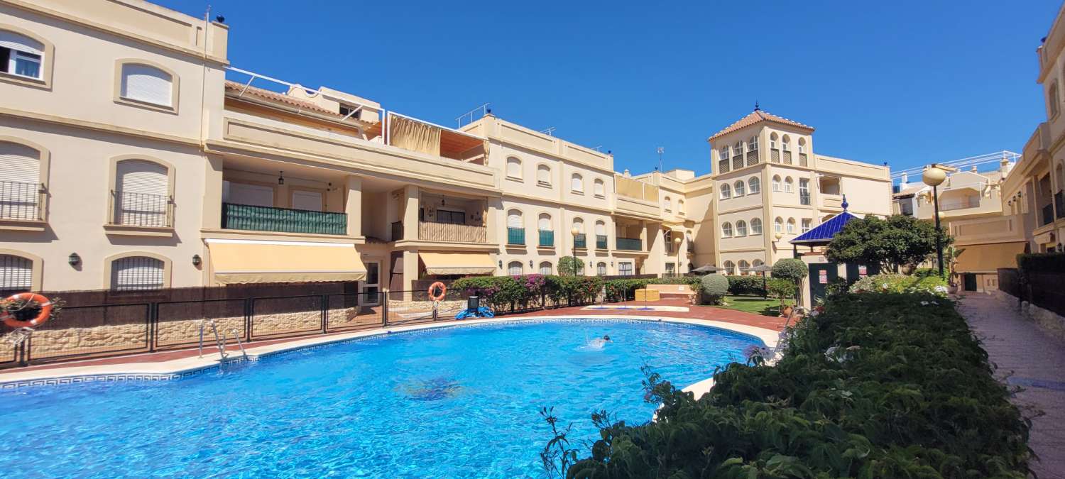 Se vende estupendo piso bajo de 2 dormitorios y 2 baños en 2ª línea de playa en Costa Ballena con garaje y trastero